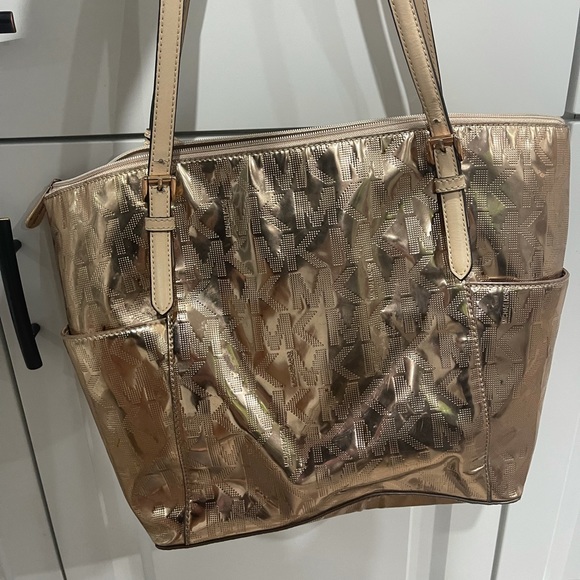 Michael Kors Purse! Good condition - Picture 2 of 4